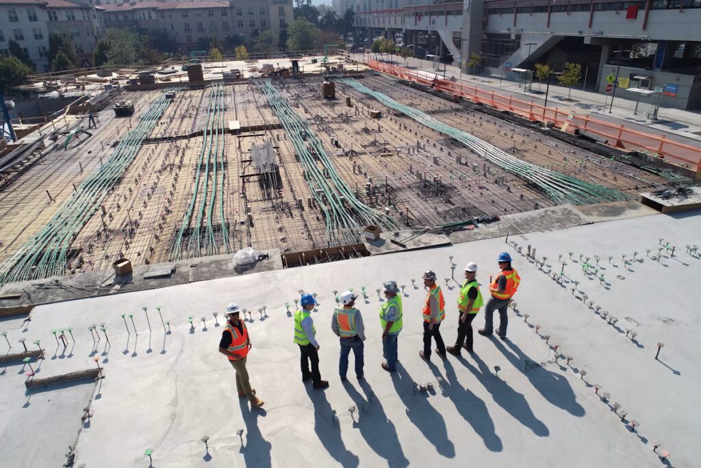 Cantiere edile con gru e struttura in costruzione