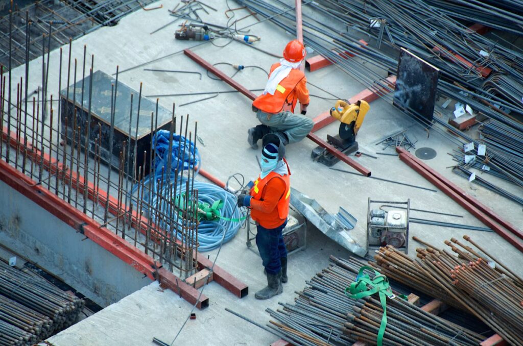 Operatori in cantiere durante una verifica tecnica