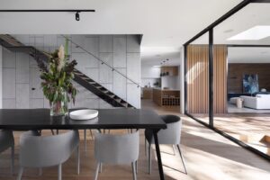 Interno contemporaneo con grandi vetrate